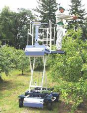 ササキコーポレーション 高機動型果樹用高所作業台車 (H23 年実用化 ) 脚立の昇降 移動による負担を抑え