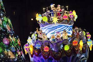 パレードルートでは 絵本の中から飛び出してきたクリスマスを楽しむディズニーの仲間たちの物語が描かれたパレードを公演 そのほか カラフルで可愛らしいクリスマスのデコレーションで