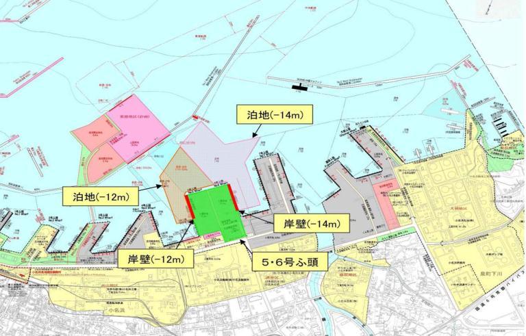 9 月からは 東京港でコンテナ母船に貨物を積み替え東南アジアや欧州に接続できる内航フィーダーサービスが開始されています 小名浜港全景さらに 小名浜港における石炭などの需要の増加 および船舶の大型化に対応した取扱能力の向上を図り 小名浜港の物流機能を一層強化するため 東港地区に約 50ha の人工のポートアイランド