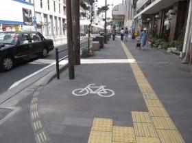 普通自転車歩道通行可及び普通自転車通行部分の指定 自転車の走行位置が明確に区分される