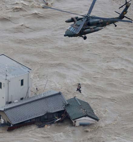 屋根からヘリコプターで救助される人毎日新聞社 常総市役所から駐車場を撮影 ( 撮影日 :9/11) 周辺は浸水し 防災拠点の市役所も孤立化 避難所開設等 避難者数 1,786 人 ( 市内避難所 840 人, 市外 946 人 ) ( 9 月