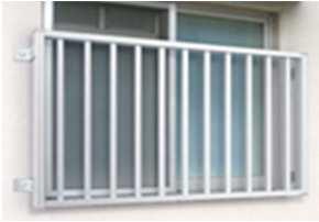 4. 事故防止のための安全配慮に関する取組 (1) 窓やの手すりの規格 基準に関する制度窓やの手すりの高さ 隙間 強度及び足がかりの高さに関し 建築基準法 住宅の品質確保の促進等に関する法律 ( 以下 品確法 といいます ) に基づく住宅性能表示制度 8 JIS( 日本工業規格 ) BL 基準 9 で下記のとおり規定されています なお 建築基準法は建築基準法施行令第 117 条に規定する建築物