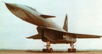 マッハ3 級の戦略偵察を 翼長 :22m 兼用するミサイル搭載高高度爆撃機の開発要求が出された