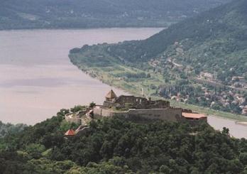 ヴィシェグラードの名前の意味は上の写真の城から来ています この城はハンガリーの歴史上でも特に重要な城で