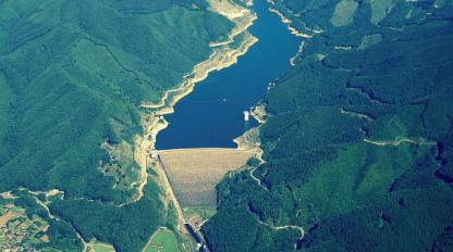 徳山ダムの水を木曽川等に導水する木曽川水系連絡導水路が事業中ですが 新たな基準に沿った検証の対象となっています 水源施設の概要及び供給区域