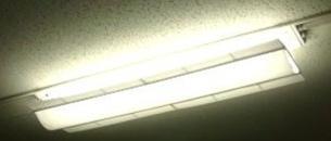 冬期に点灯している照明に拡散カバーを設置した (3) 拡散カバーは, 天井面へ広範囲に反射し机上面へ均一に透過する形状とし, 反射率 60%, 透過率 40% のスチレンペーパーで作製した 図 - 2 に拡散カバーを設置した蛍光灯および天井の状況を示す 3.