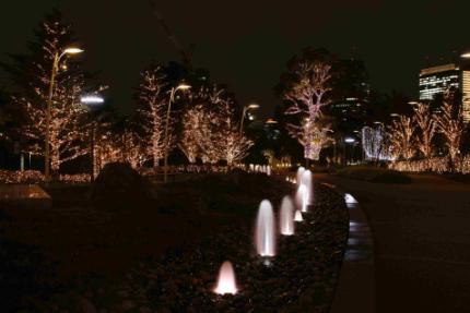 < ミッドタウン ガーデン > 14 本の木々に約 6 万個の白色 LED と雪が舞い降りる様を表現したスノーフォールを 140 本使用した シャンゼリゼ イルミネーション