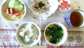 ワカメと玉ねぎの味噌汁 鮭のホイル焼き 野菜サラダ グレープフルーツヨーグルト お茶です