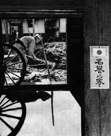 10-B 上海を制圧する日本軍 ( 着色写真 ) 南京陥落を祝う写真でも, 10 - C 南京占領の前祝い ( 着色写真 ) が鮮明であり, 有力な候補になる