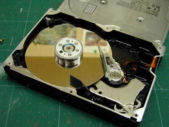 ハードディスク媒体 ディスク媒体は記録用の半硬質磁性体膜を堆積したアルミ円板である 桜井式モノ分解教室パート 2
