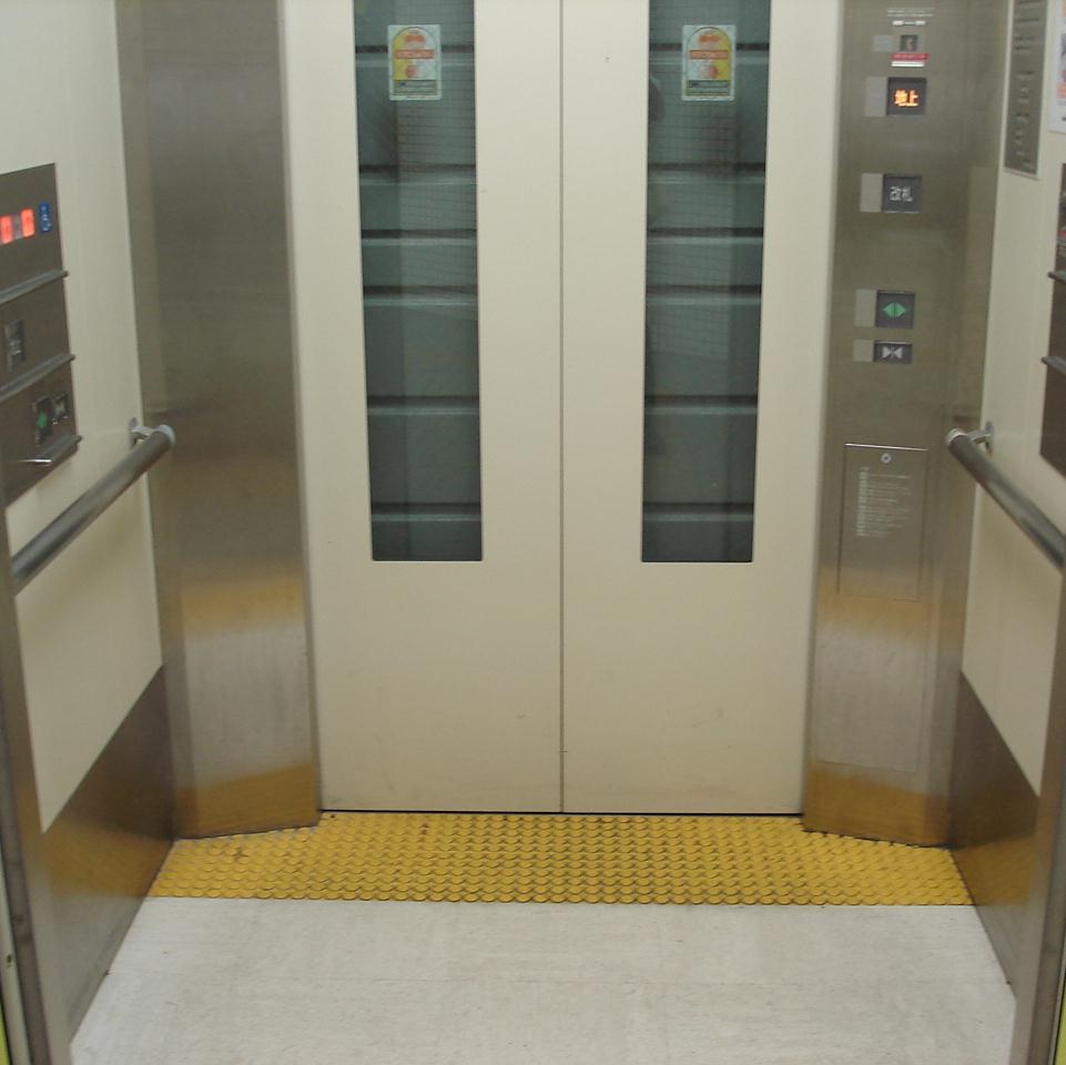 昇降機 ( エレベーターなど ) 04-11 手すりを左右両側に設置しましょう