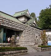 藩主前田利保の隠居所として城の東出丸 ( 現在の富山市桜木町一 帯 ) との間に建てられたの正門