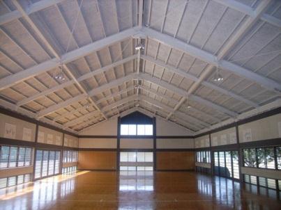 校の武道場はいずれも鉄骨山形架構の屋根で 天井は頂部に折れ曲がりのある舟底天井となっており 天井高は 3.