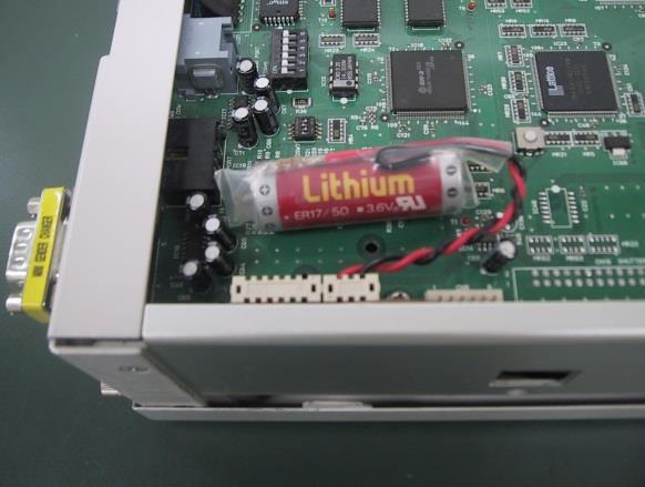 古いバックアップ電池を外す SC-410 の場合 作業にあたっては必ずSCコントローラの電源を切り 電源