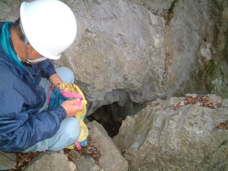 鏡村の洞窟 ( 調査日 :2004 年 2 月 23 日 ) 天然の洞窟 ( 図 28) である