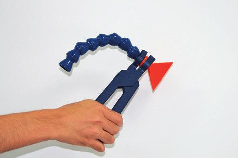 ロックラインクーラントホースは手で自由に曲げることが出来るので 自在な形状を簡単に作ることが出来ます