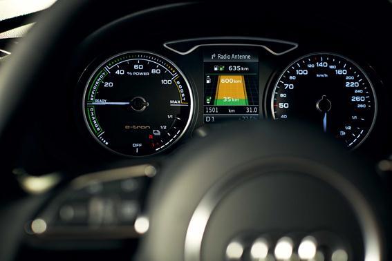 充電を含めた現在の状況を示すものです エンジン回転数は スピードメーターとパワーメーターのあいだのディスプレイに表示されます また ハイブリッドシステムのエネルギーフローの状況は ダッシュボード中央にポップアップする MMI ナビゲーションプラスのモニターにも 精巧なアニメーションによって映し出されます Audi A3 Sportback e-tron には MMI