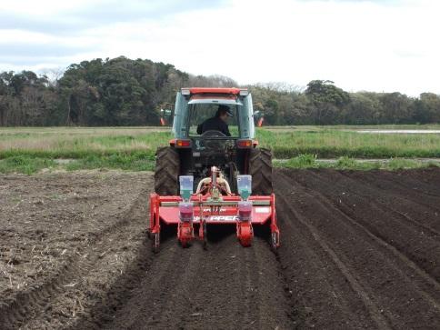 3) 耕うん同時畝立て播種技術 トウモロコシ ソルガム混播への適用