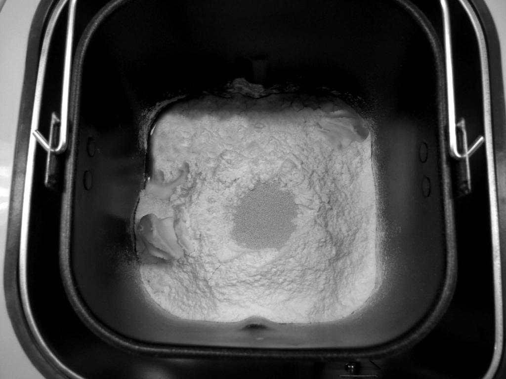失敗しないパン作りのために材料の入れかたについて 番号の順に材料を入れてください タイマーについて 1パン羽根羽根を正しい向きで取り付けてください 下までしっかり差し込んでください 2 水室温が高い (25 以上 ) ときは冷水 (5 ) を使います 3 強力粉 バター 砂糖 塩 スキムミルク 4ドライイースト強力粉以外に触れないように粉の中央をくぼませ 入れてください