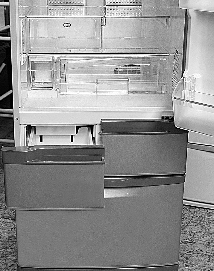 製氷室自動製氷機 自動製氷機の設定切り替え 氷の大きさ 製氷停止の切替ボタン 給水タンク 製氷停止する 自動製氷機で氷を作るとき 通常氷をつくる 通常ランプが点灯し ているときは通常の 氷をつくります 製氷ケース