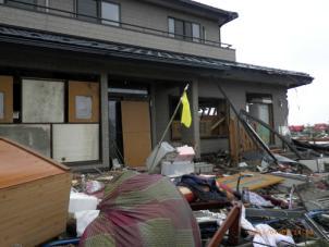 優良取組事例 2-6: 所有者の撤去意思を旗の掲示等により表示 課題 地震 津波によって損壊されている家屋等については 敷地内にある建物については 自治体が処理をするに当たって 一定の原形をとどめている場合には