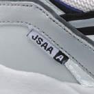 一定の安全性能や耐久性 を有する製品規格として 公益社団法人日本保安用品協会 ( 略称 :JSAA) が制定する規格です また着用者のつま先を先芯により保護し 規格に定められた安全性を有するスニーカータイプの作業靴を 総称してプロテクティブスニーカー ( 略称 : プロスニーカー ) と呼びます * プロスニーカー は 公益社団法人日本保安用品協会の登録商標です