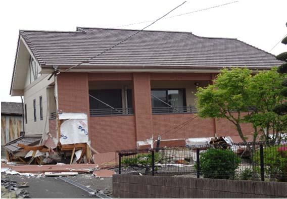 8.2 本震後の益城町の被害 4 月 16 日の深夜に再び震度 7 の強い揺れが益城町 を襲った 16 日の地震では新耐震設計により設計さ