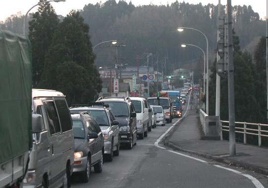 32 へ緩和した また 供用前渋滞していた下津尾交差点の渋滞が解消された ( 台 / 日 ) 25,000 ( 混雑度 ) 1.50 20,000 15,000 1.08 約 7 割減 1.