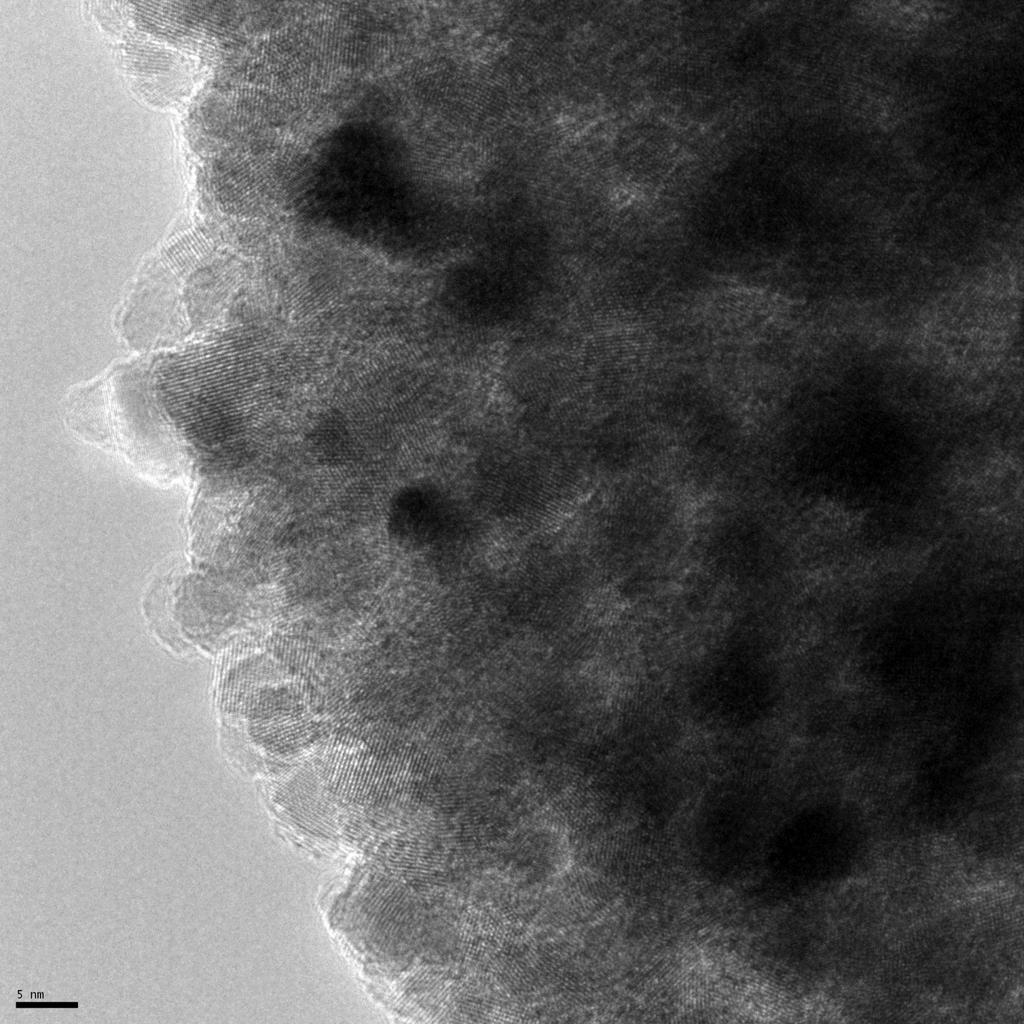 中実球状多孔質 TiO 2 ナノ粒子構造体の高分解能 TEM 画像 約