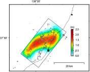震源及び柏崎刈羽原子力発電所内の観測点分布 太線の四角が仮定した断層面
