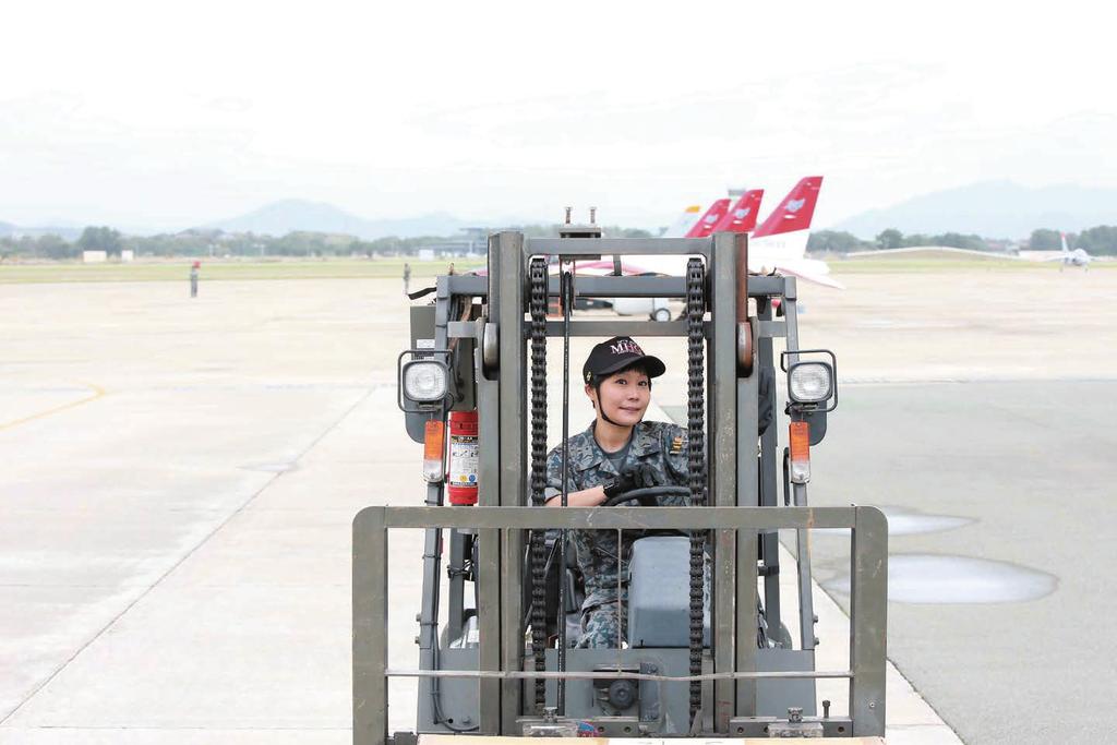 航空自衛隊の05 の職 航空機整備航空管制