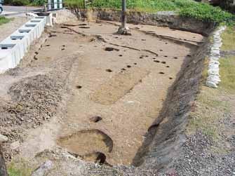溝の底から土器が多量に出土しました 溝の幅は約 1.