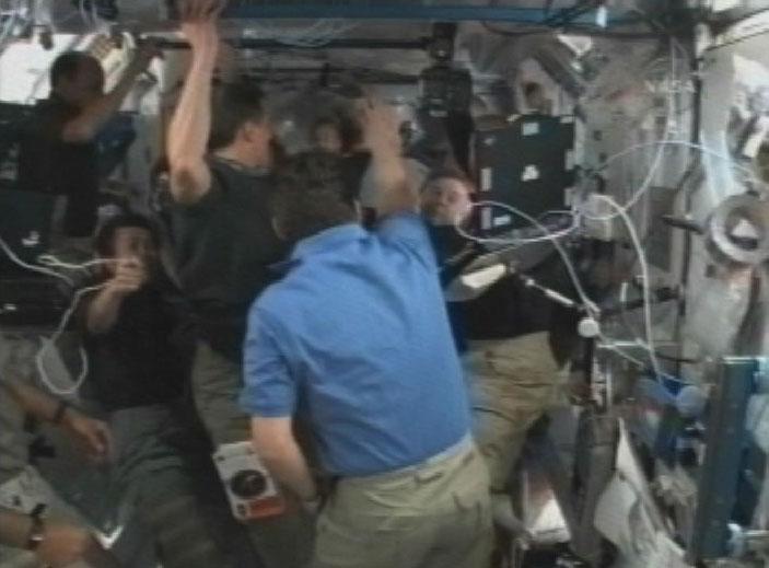 の曝露機器輸送キャリアの移送 ISS ロボットアーム操作 挨拶を交わす STS-127 クルーと