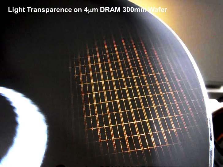 添付資料 図 1 4µm まで薄化した 300mm DRAM ウエハー このような薄いウエハーになる