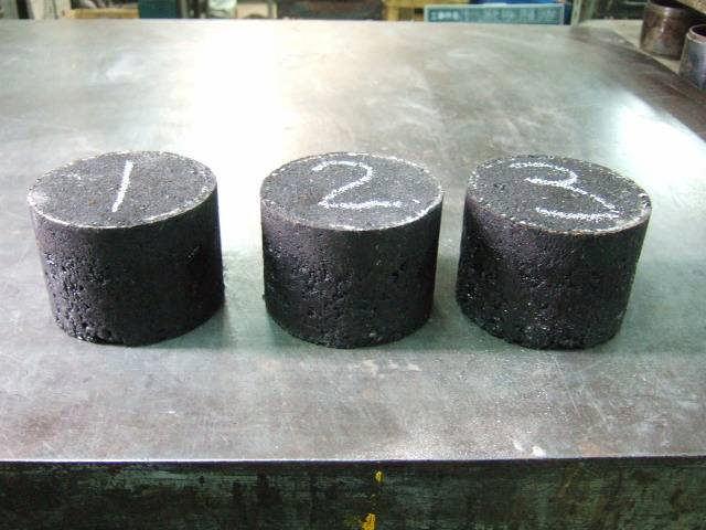 42E-03 となっており, 鋼床版の基層として適用されているグースアスファルトと比較するとやや小さいものの, 密粒度 (13) と比較すると約 4 倍, たわみ追従性の優れている SMA と比較しても大きな破断ひ 1) ずみを有していることが確認された