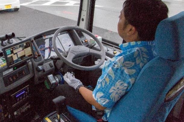 ステップとして交通量が多い沖縄本島都市部の幹線道路 ( 約 20km) で実証実験完了 高精度地図や AI