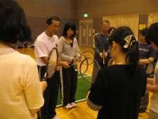 沖和博, 八島恵美, 大谷恵美子 概要 2010 年度の広島大学スポーツ科学センターの公開講座として 10 月に実施した このバウンドテニス教室は,