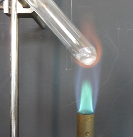 スクロースはすぐに焦げるので, ごく弱火で加熱し, 炎が固体試料にまんべんなく当たるよう必要に応じて, ガスバーナーを動かす 4 演示で, 塩化ナトリウム融解液の電気伝導性を調べる 試験管をスタンドに斜めになるように固定し, ガスバーナーで加熱し, 電気伝導性を調べる 強火で加熱し, 融解したらテスターを差し込む