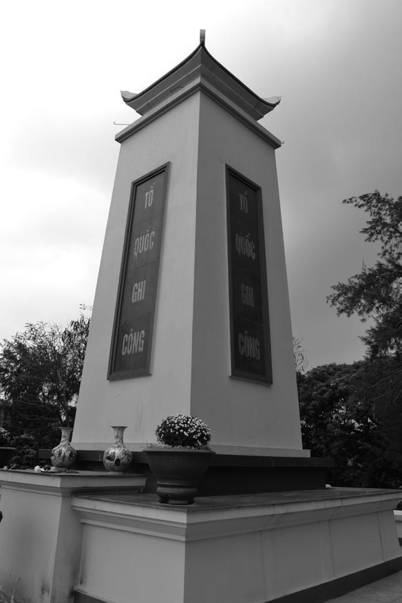 以後各地で同様の碑が建設されていった そのなかで最も古いものの一つがハノイのマイジック烈士墓地に現存する碑写真 2 1955 年にバーディン広場に設置された追悼碑