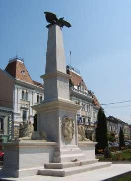 それから 何度か柱を建て直す計 画があった 結局 2008 年 柱が建て直されられた ミレニウムの記念柱は今 町の中心にあって 柱の上にトゥルルの鳥 (turul ハンガリーの象徴 昔