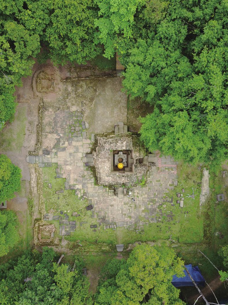カンボジア サンボー プレイ クック遺跡群 N1祠堂の発掘調査 2016年８月 ３ 発掘調査の成果 調査区 サンボー プレイ クック遺 跡群の北グループ中心寺院であ るプラサート サンボーは 主 祠堂である N1塔を中心に 中 央テラス 内周壁 中周壁 外 周壁 環濠が巡らされた複合伽 藍である
