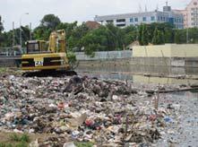 ( 別添資料 ) 世界銀行が取り組む 水と海洋の問題対策支援 プロジェクト事例 インドネシア : 地域 都市部における廃棄物管理改善プロジェクト インドネシアでは 都市部の人口が増加し観光業が急速に伸びていますが 下水道設備やゴミ回収等のインフラサービスの提供が課題となっています 回収されないゴミが排水溝や下水道に入り込んで洪水の原因となっており 年間 800