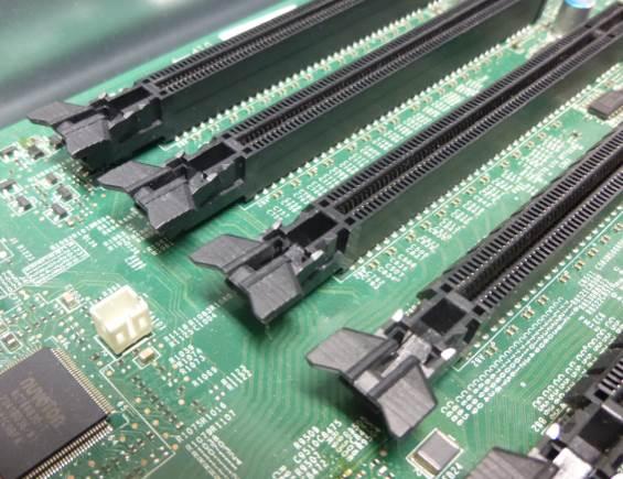 本体装置に添付のユーザーズガイドに従って Quadro P2000 実装位置にあたる PCI-Express(x16) スロットのスロットカバー もしくは実装されている PCI ボードを固定しているねじ もしくは固定治具を外しスロットカバーまたは PCI