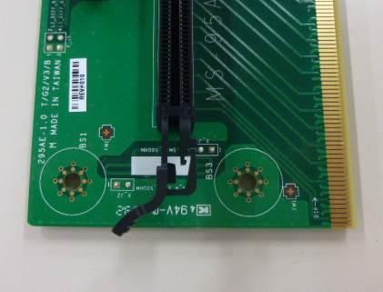 PCI-Express x16 スロットに奥まで確実にセットされるように しっかりと差し込んでください PCI-Express カードエッジコネクタを本体装置の PCI-Express x16 スロットにボードが奥まで確実にセットされるように しっかりと差し込む