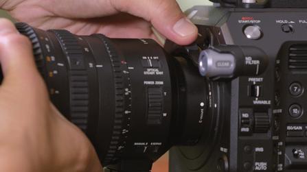 リグを装着した状態でのレンズ交換が容易となりました 動画撮影に最適な電動ズームレンズを含む