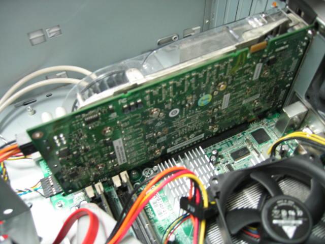 2.2 カードの実装 (1) 本体装置と周辺装置の電源が切れている事を確認して 本体装置の電源プラグを抜く (2) 本体装置に添付されているユーザーズガイドにしたがって本体装置のカバーを取り外す (3) 本体装置に添付のユーザーズガイドにしたがって PCI-Express(x16) スロットのバックパネルカバー もしくは実装されている PCI-Express