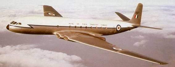 航空史 : 第二次世界大戦以降 1952 年初のジェット旅客機 ( コメット ) がロンドン ヨハネスブルク間に就航 1958 年ボーイング707( パン アメリカン航空 ) がニューヨーク パリ間に就航 1963 年ボーイング727-100の初飛行 1969