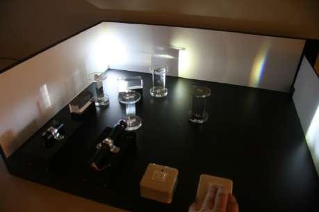 プリズムはその光の持つスペクトルを色として分光することができ