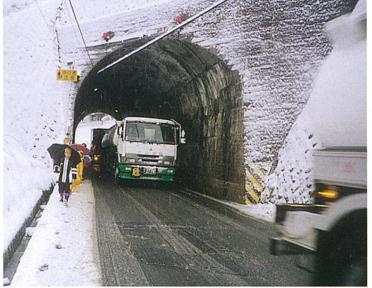 北陸本線の下を通過する疋田トンネルの幅員は 4.