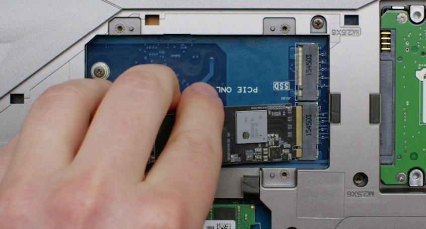 7. ソリッドステートドライブを差し込む パソコンによってはヒートシンクまたはネジがあり 新しい NVMe PCIe ソリッドステートドライブを挿入する前に取り外さなければならないことがあります Crucial NVMe PCIe ソリッドステートドライブを挿入する際は ソリッドステートドライブの両側をしっかり持ちます 金色のコネクタピンに触れないでください ソリッドステートドライブのくぼみと